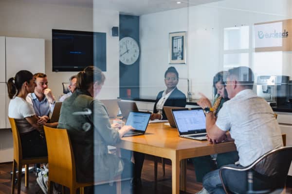 réunion dans les bureaux d'Euroleads